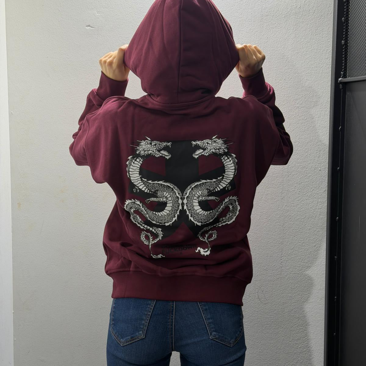 felpa cappuccio comme des fuckdown con stampa sul davanti e retro