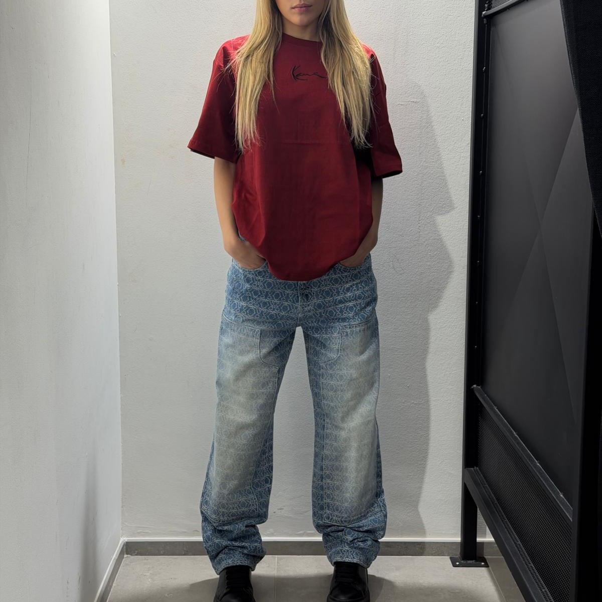 jeans karl kani con lettere in rilievo