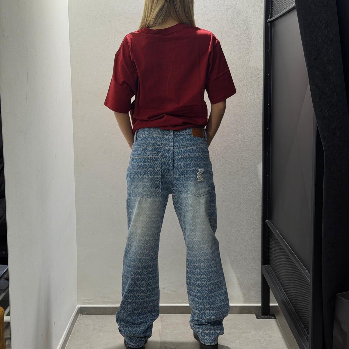 jeans karl kani con lettere in rilievo